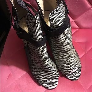New unworn House of Harlow (Minnie) Peep toe Snakeskin Leather Bootie Size 37.5